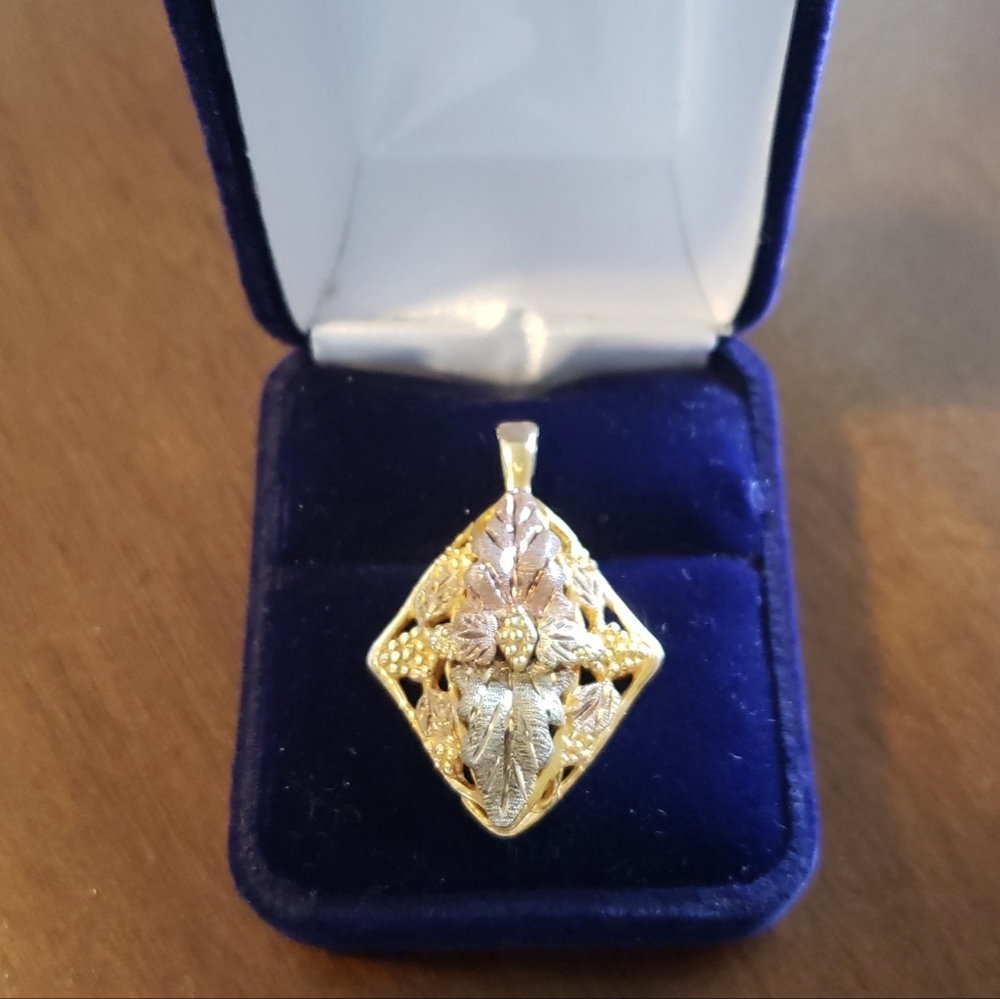 10KG black hills gold pendant